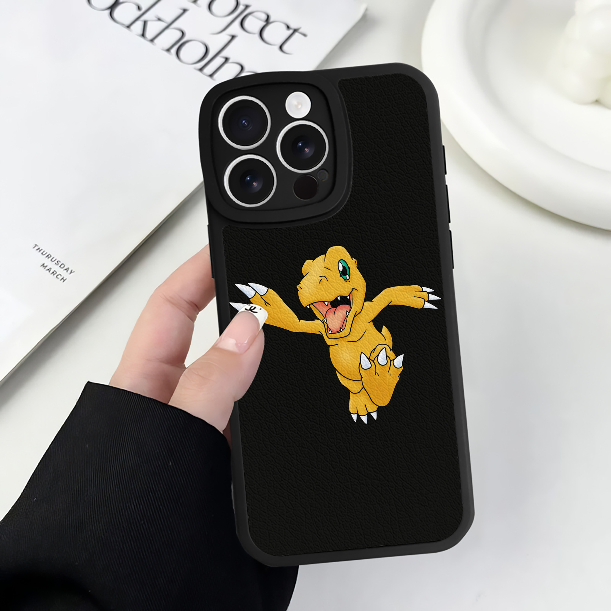 （画像用） Digimon デジタルモンスター/デジモン 【iPhone 16シリーズ対応】シリコンスマホケース（レザー調） 材質：シリコン